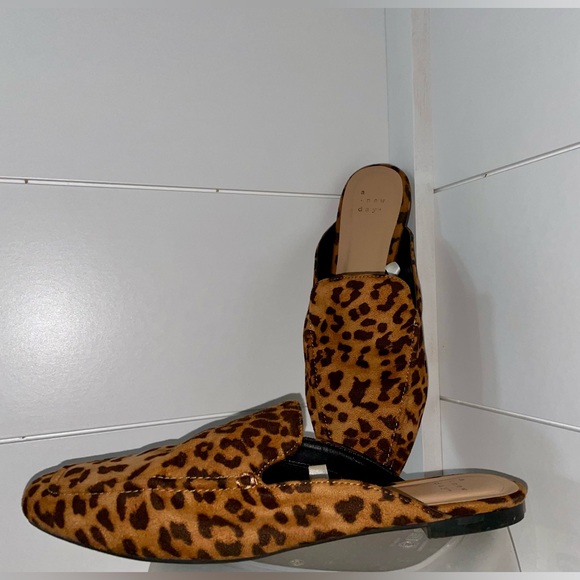 Cute leopard print slides! - Picture 3 of 5